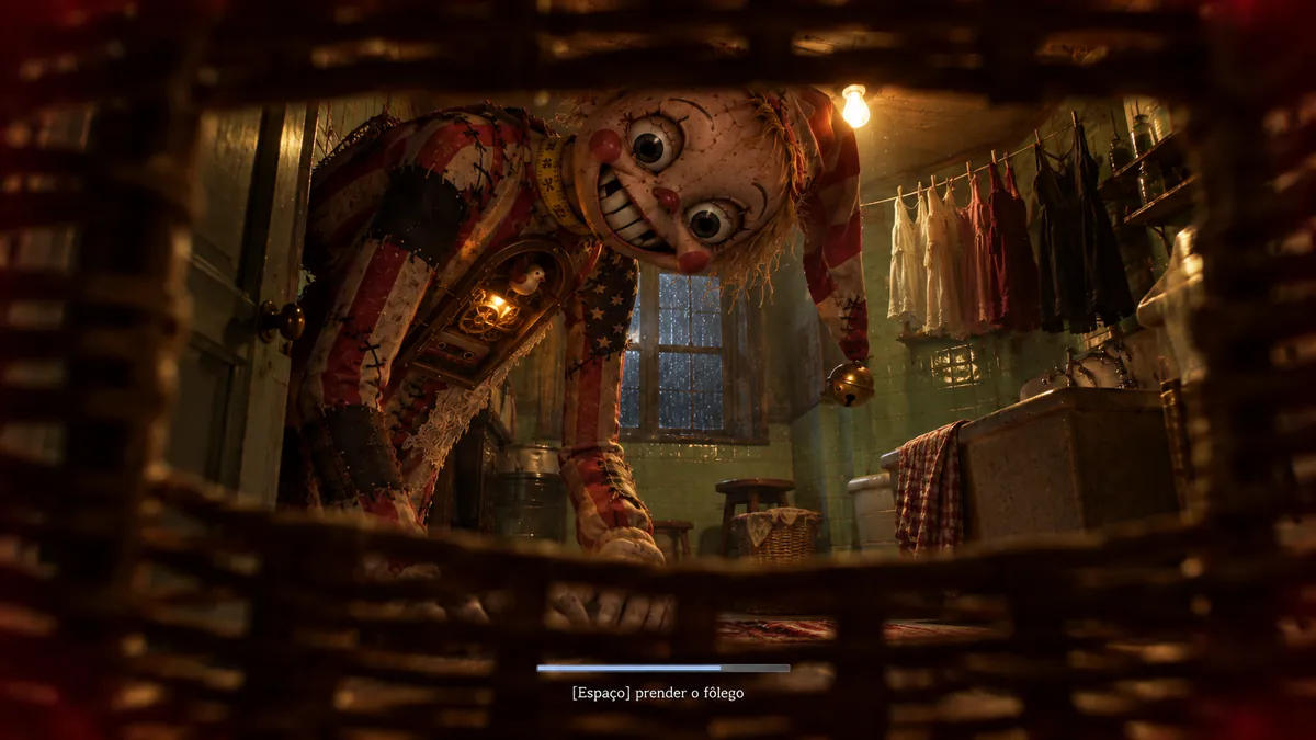 Vista de dentro de um esconderijo, com o boneco passando